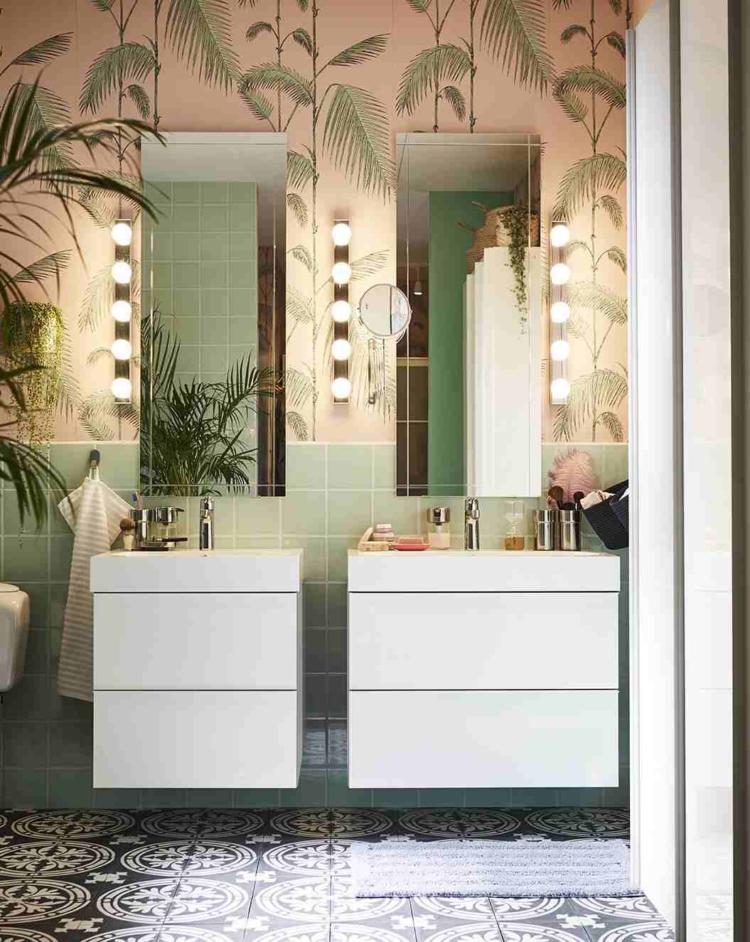 Ikea-Badezimmer 2020 Badmöbel in Weiß und Tapeten mit floralen Mustern statt Fliesen an der Wand und Spiegel mit Beleuchtung