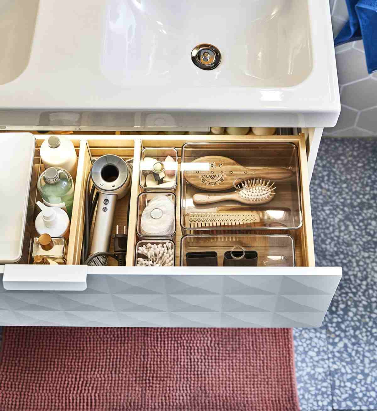 Badmöbel Sets aus Badezimmerschrank mit Schubladen und weißen Fronten mit 3D Relief
