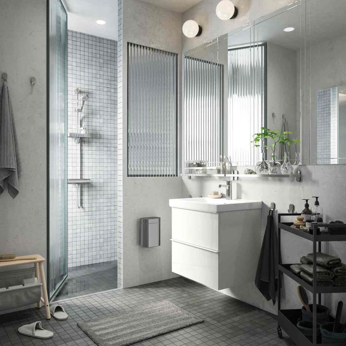 Ikea Bäder in Weiß praktische platzsparende Ideen für ein kleines Bad aus dem Katalog 2020