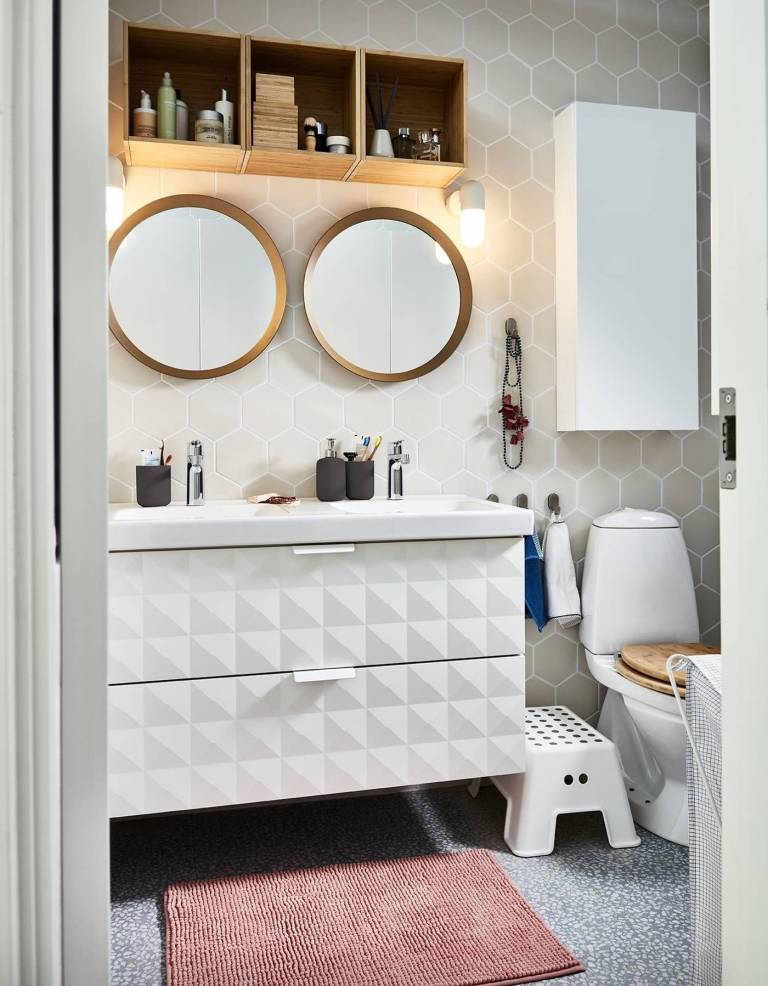 Bad mit Badschrank mit Relief-Oberfläche und rundem Badezimmerspiegel und Wandregal aus Holz