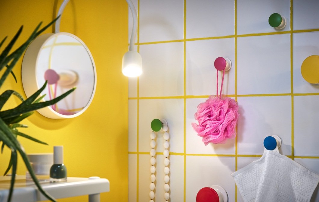 Ikea Bad gestalten Rundspiegel und Fliesen mit farbigen Fugen und Stauraum an der Wand Ideen die Platz sparen 