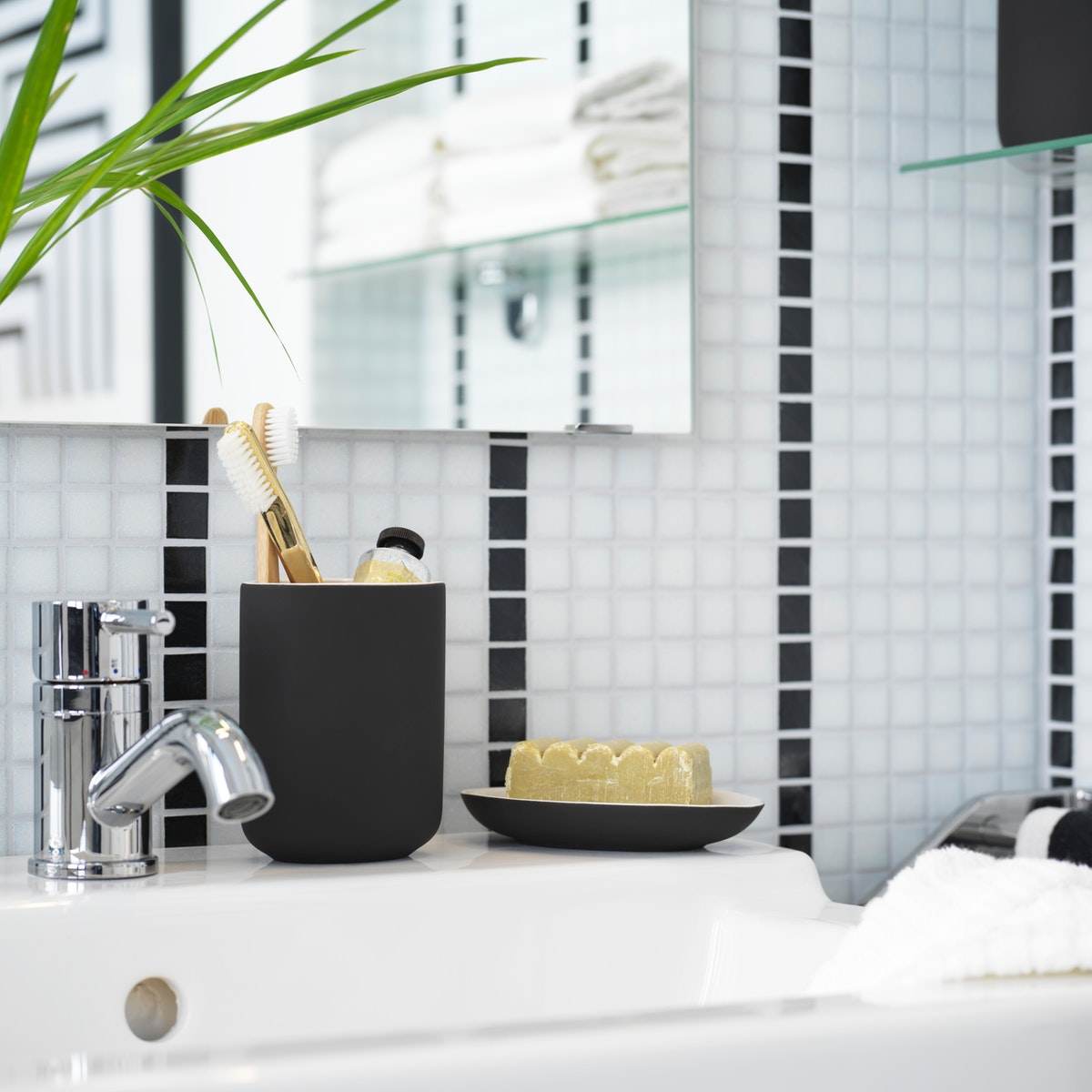 Badaccessoires Dekoideen in Schwarz und Weiß moderne Mosaikspiegel lassen das kleine Bad größer wirken