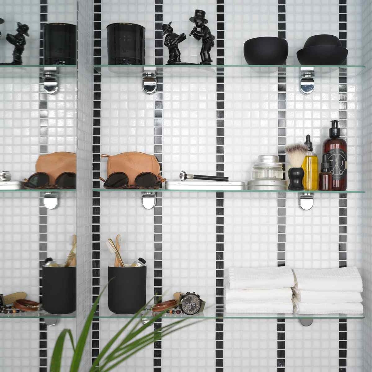 Einrichten mit Glasregalen im Badezimmer moderne Gestaltungsideen 