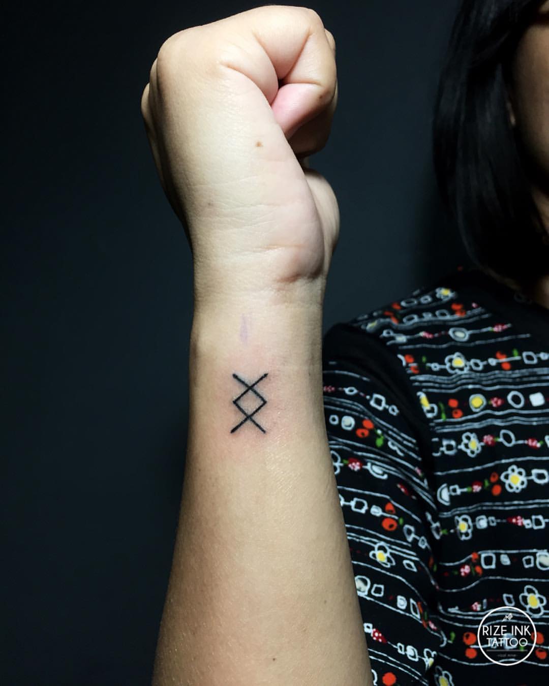 Inguz Rune Bedeutung Handgelenk Tattooideen für Frauen klein