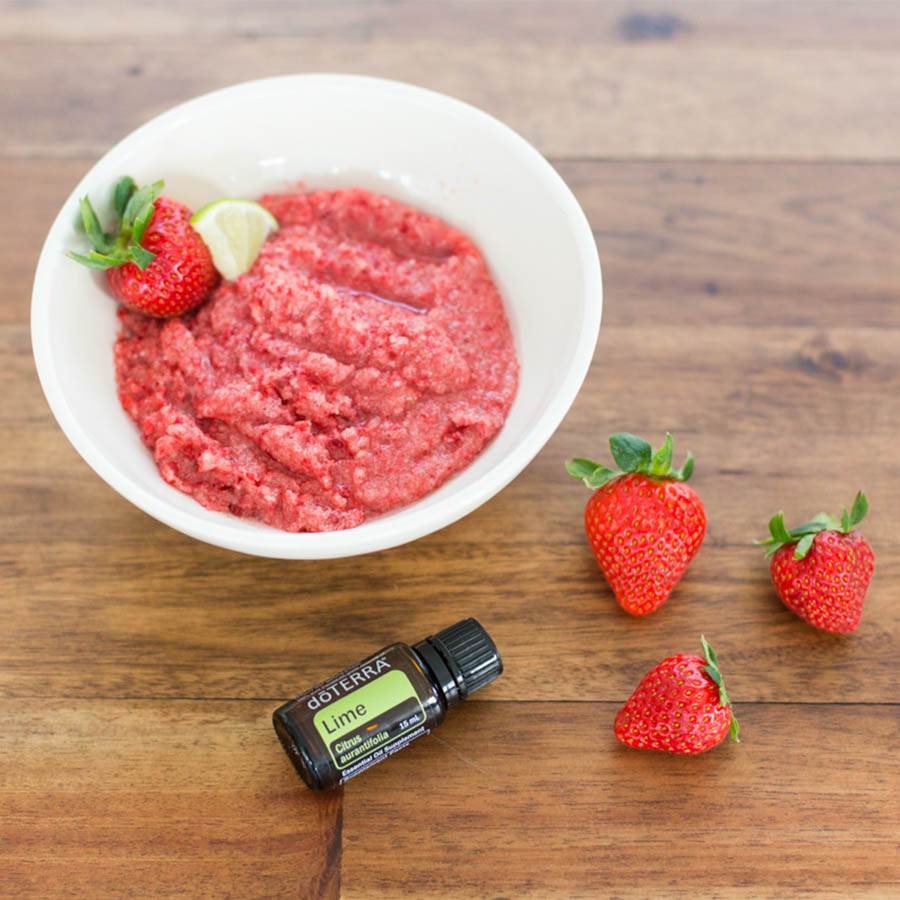Körperpeeling selber machen Rezept Erdbeeren Körperpflege trockene Haut