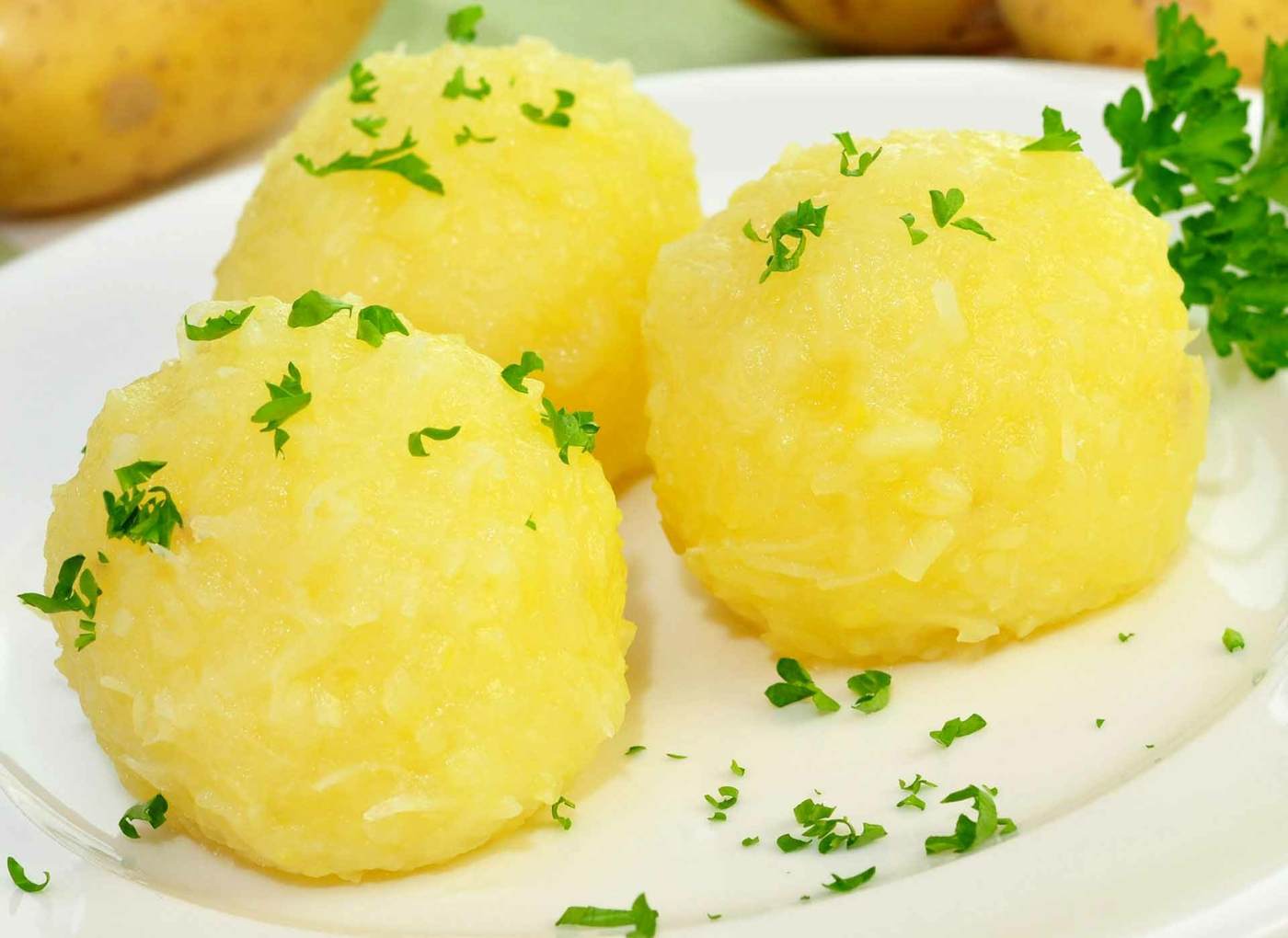 Quickly and easily make potato dumpling with parsley