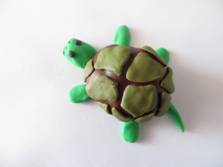 Kastanie und Knete kombinieren für eine Landschildkröte