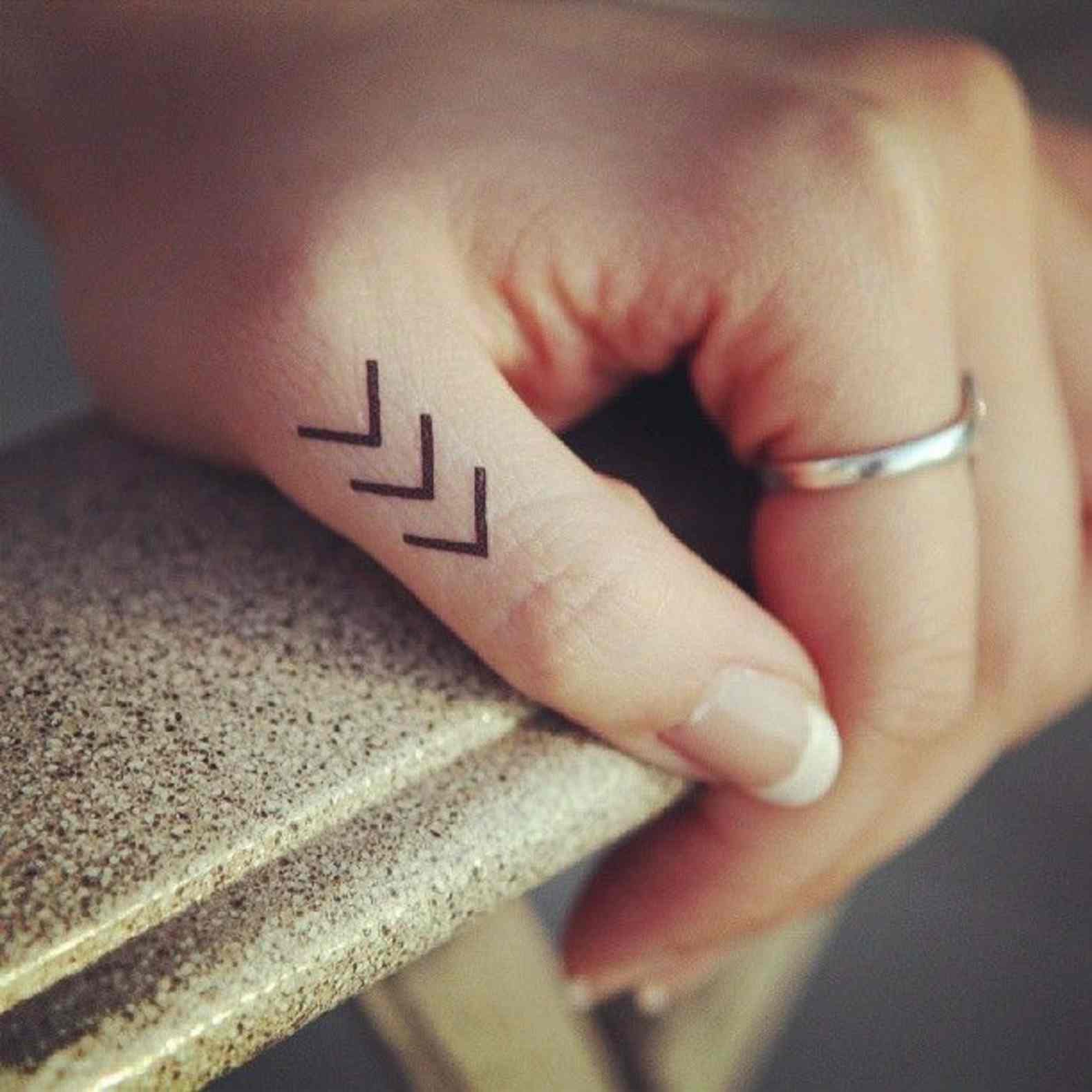 Kenaz Finger-Tattoo Vikinger Tattoomotive small women tattoo trends
