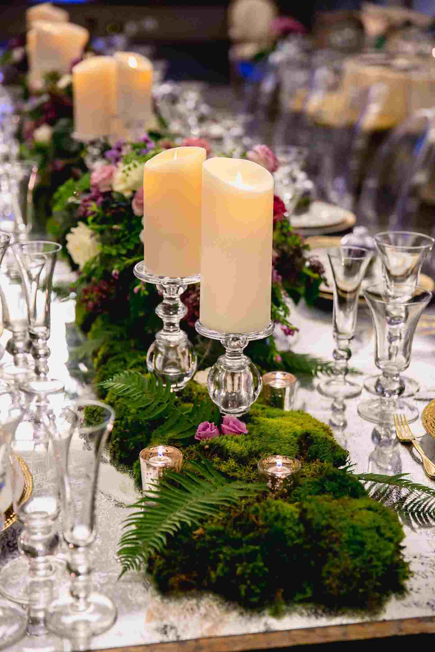 Kerzenständer für Hochzeit dekorieren Moos-Tischläufer künstlich Dekoideen einfach