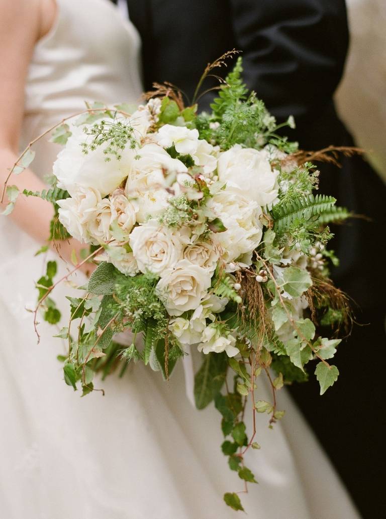 Brautstrauß voluminös Frühling Kräuter weiße Rosen Petunien