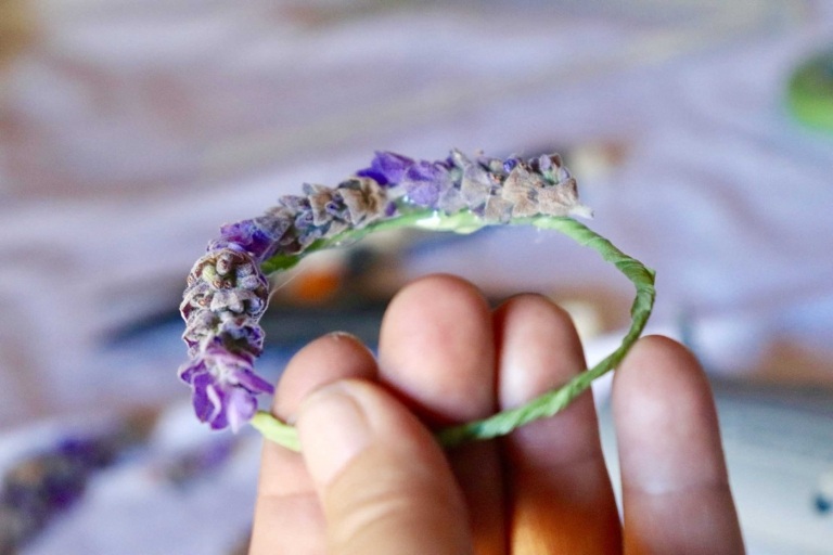 Lavendelkranz binden Anleitung Blüten festkleben