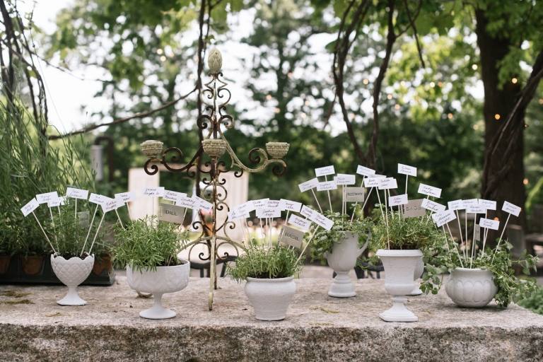 Tisch vintage Blumentöpfe weiß Kerzenhalter Metall Ideen Garten Hochzeit