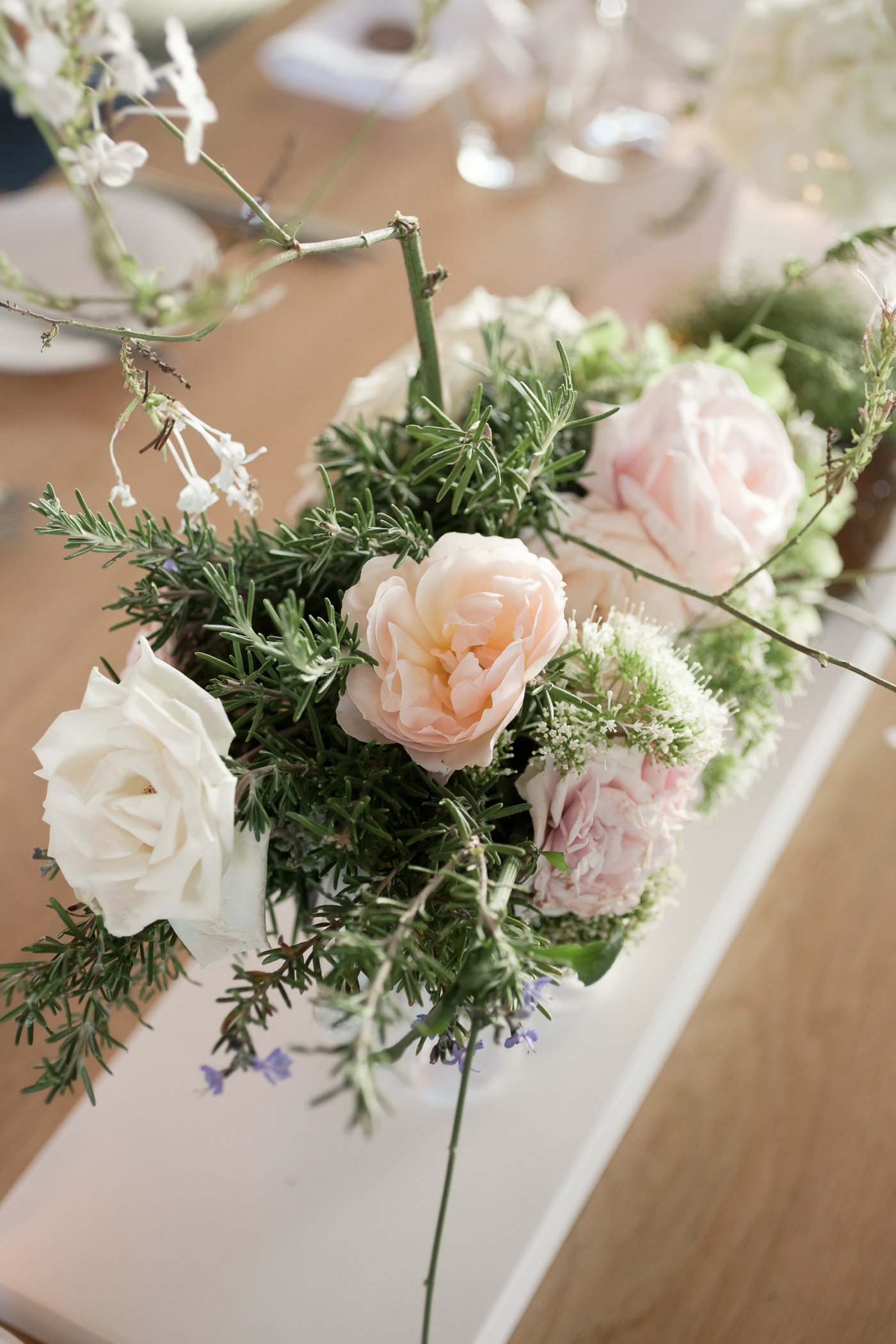 Tisch weiße Rosen Rosmarin Zweige Blumengestecke Ideen