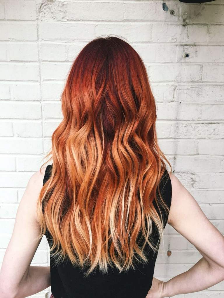 Kupferrot Haarfarbe mit blonden Strähnen Balayage Rot Haartrend