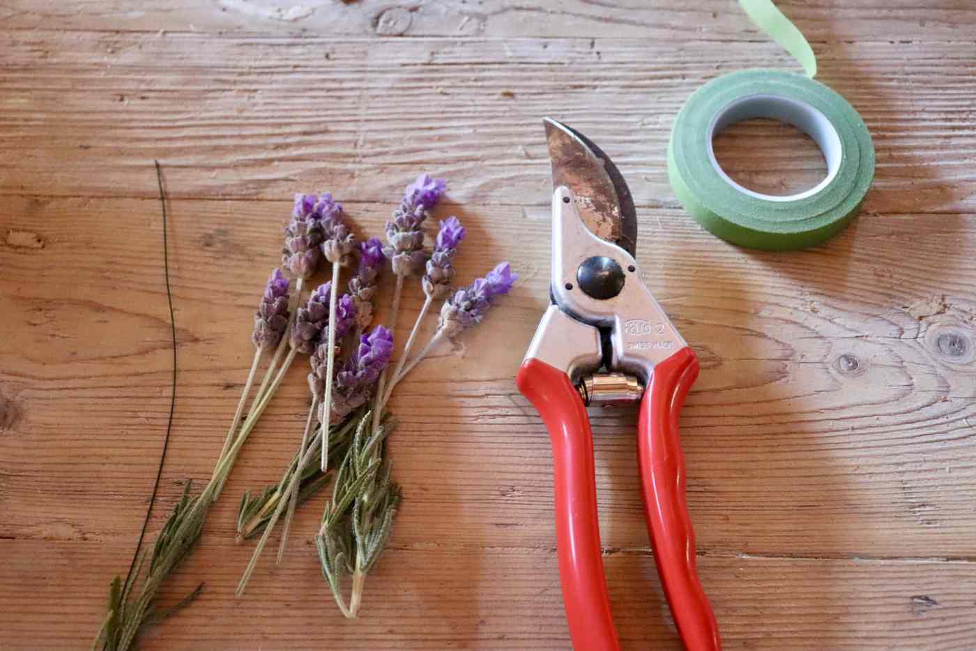 Lavender wreath binding instruction materials overview