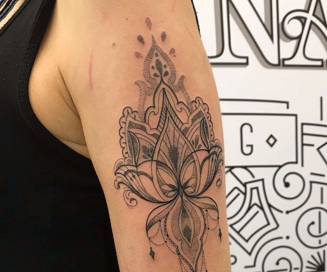 Mandala Tattoodesign Frau Tätowierung Schulter Schmerzen Tattoopflege