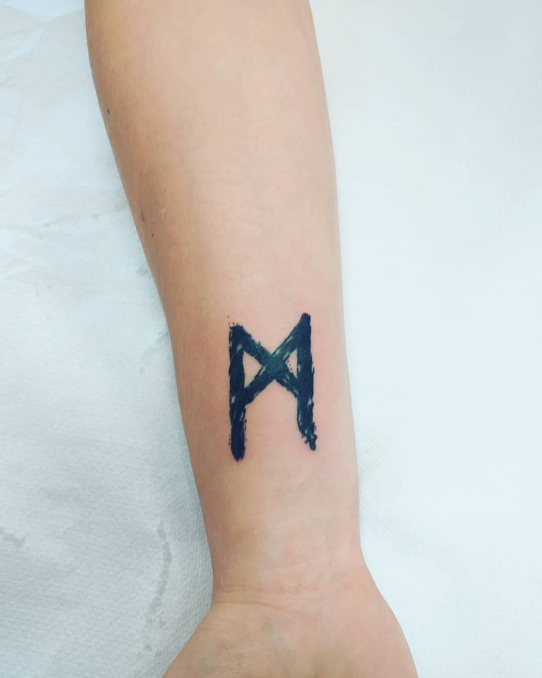 Mannaz Symbol Bedeutung Handgelenk Tattooideen für Frauen klein
