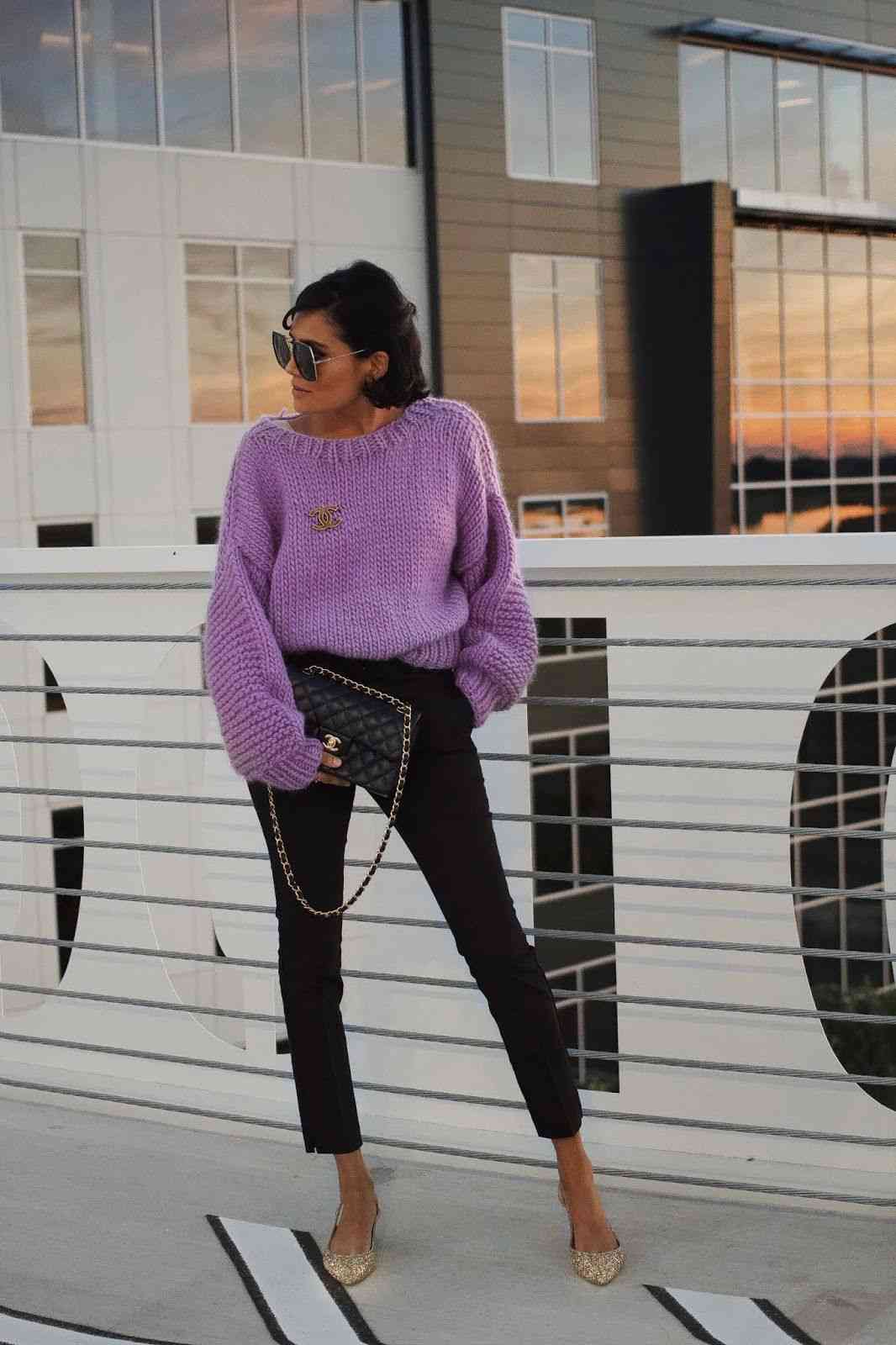 Millennial Purple Trendfarbe kombinieren Oversized Strickpullover Outfit mit Jeans