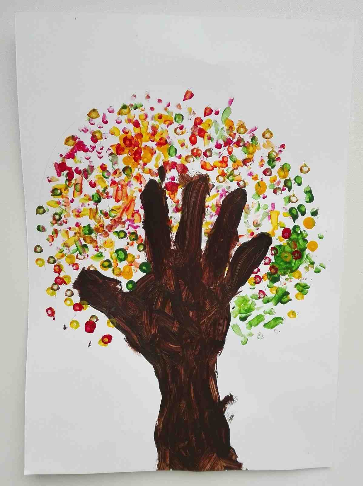 Mit dem Abdruck einer Hand einen Stamm und mit bunten Herbstfarben Blätter gestalten