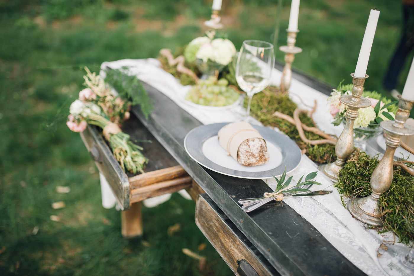Moos-Tischläufer Hochzeitsdeko Ideen günstig Kerzenhalter Blumenstrauß