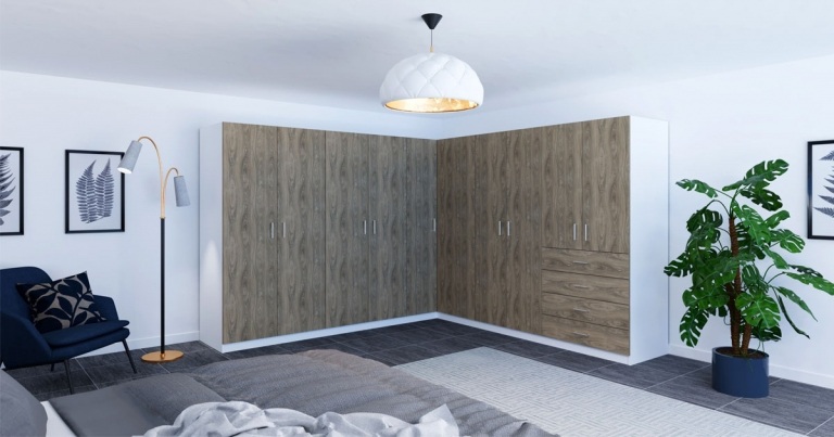 Puristisches Schlafzimmer mit Eck-Kleiderschrank mit Fronten in Holzoptik