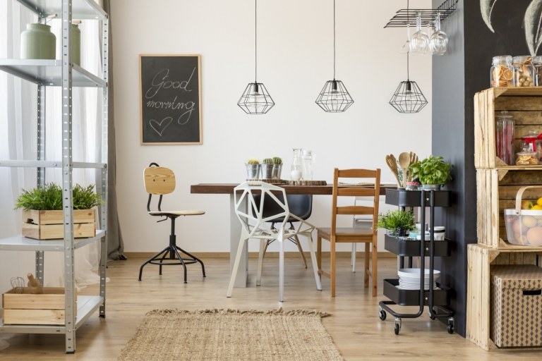 Esszimmer im Industrie Stil einrichten Stühle aus Holz und aus Metall kombinieren dekorative Pendelleuchten als Akzent im Raum setzen