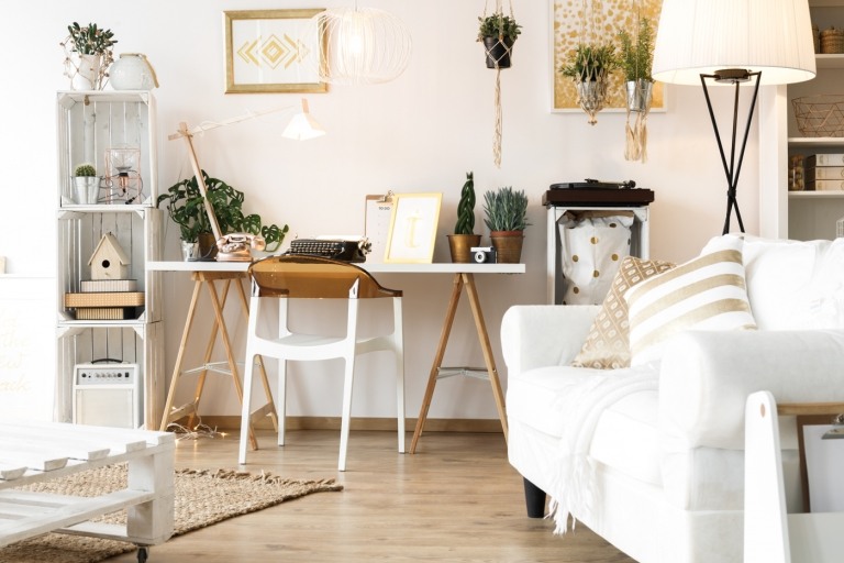  Möbel online kaufen Wohnzimmer in weiß gemütlich einrichten mit klappbarem Schreibtisch in Weiß mit Kreuzbeinen, Stuhl aus Kunststoff und rustikale Tischlampe 