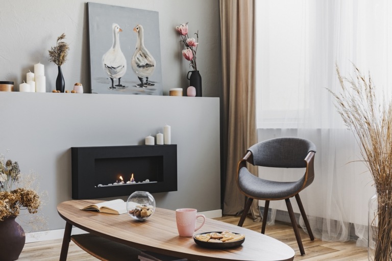 Möbel online kaufen kleines Wohnzimmer mit Gaskamin und Designer Sessel im Retro Wohnstil einrichten 