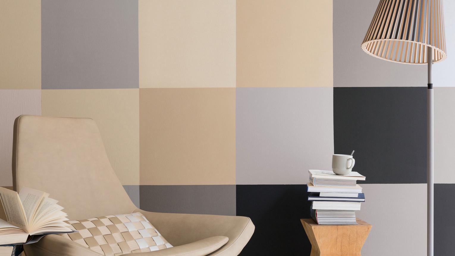 Neutrale Farbpalette für das Wohnzimmer wählen und geometrische Muster an die Wand streichen