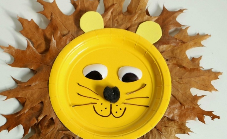 Niedlicher Löwe aus gelbem Pappteller mit Mähne aus braunen Laubblättern
