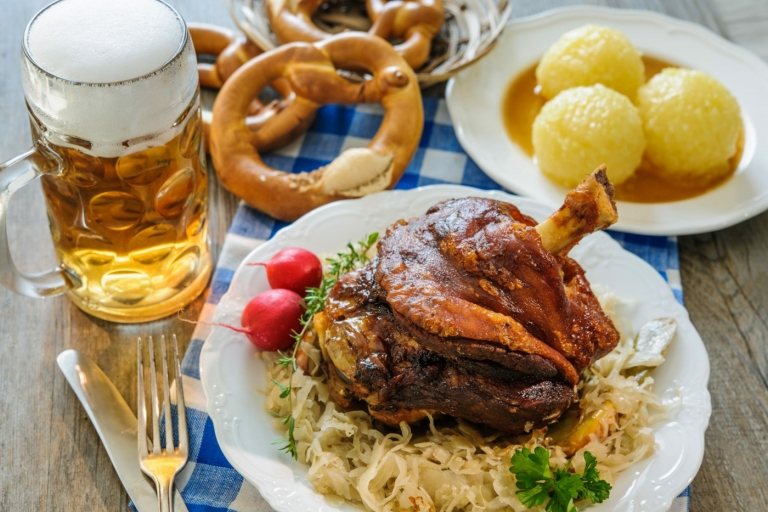 Oktoberfest Rezepte für zarte Haxe mit Sauerkraut und Knödeln serviert
