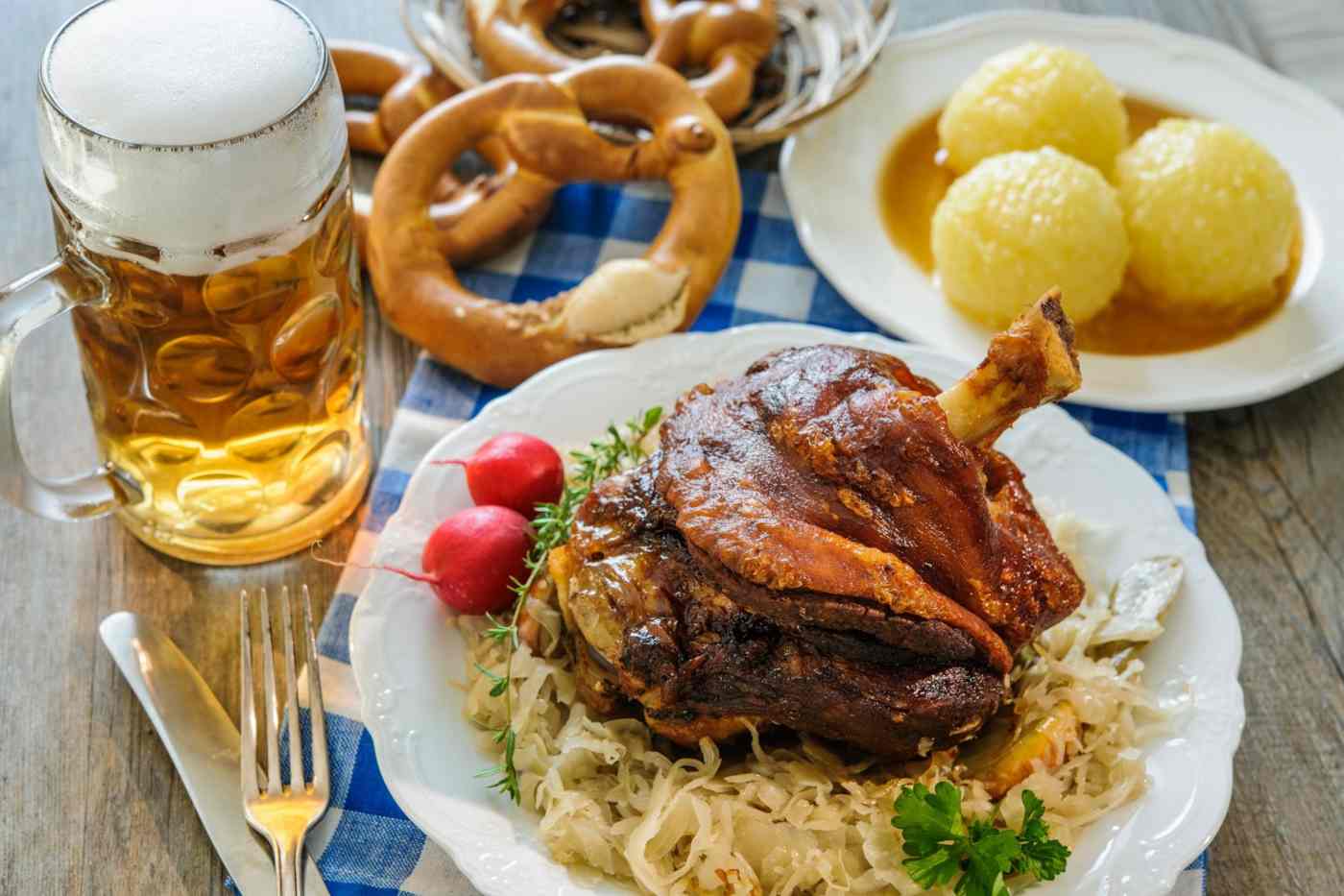 Oktoberfest recipes for delicate wax with sauerkraut and dumplings are served