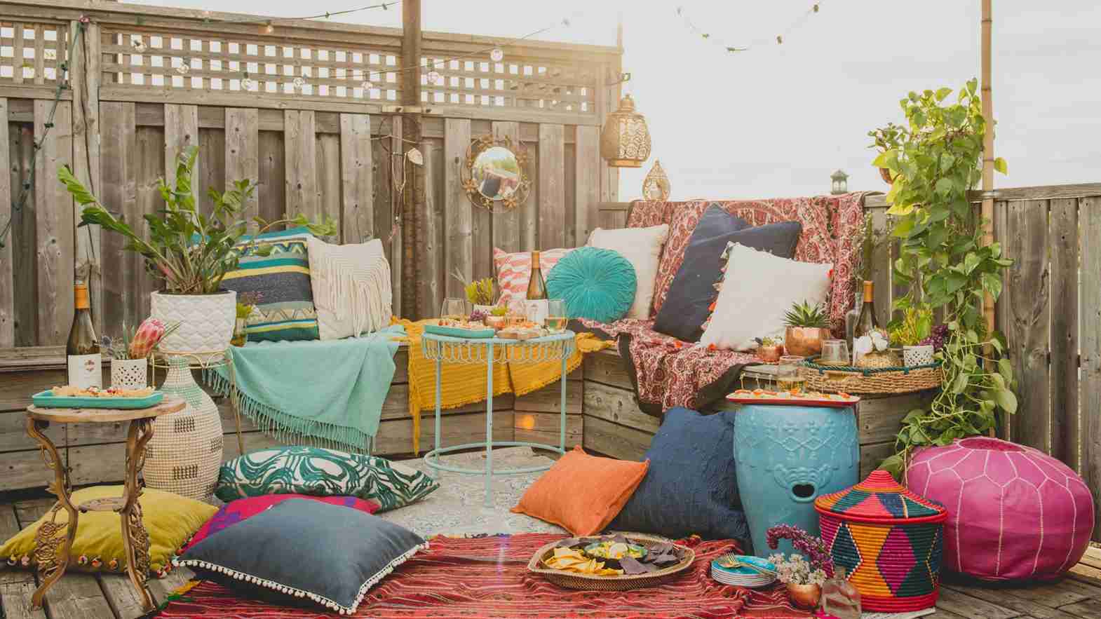 Orientalischer Balkon Sitzkissen marokkanisch Wohnaccessoires Teppich Terrasse gestalten