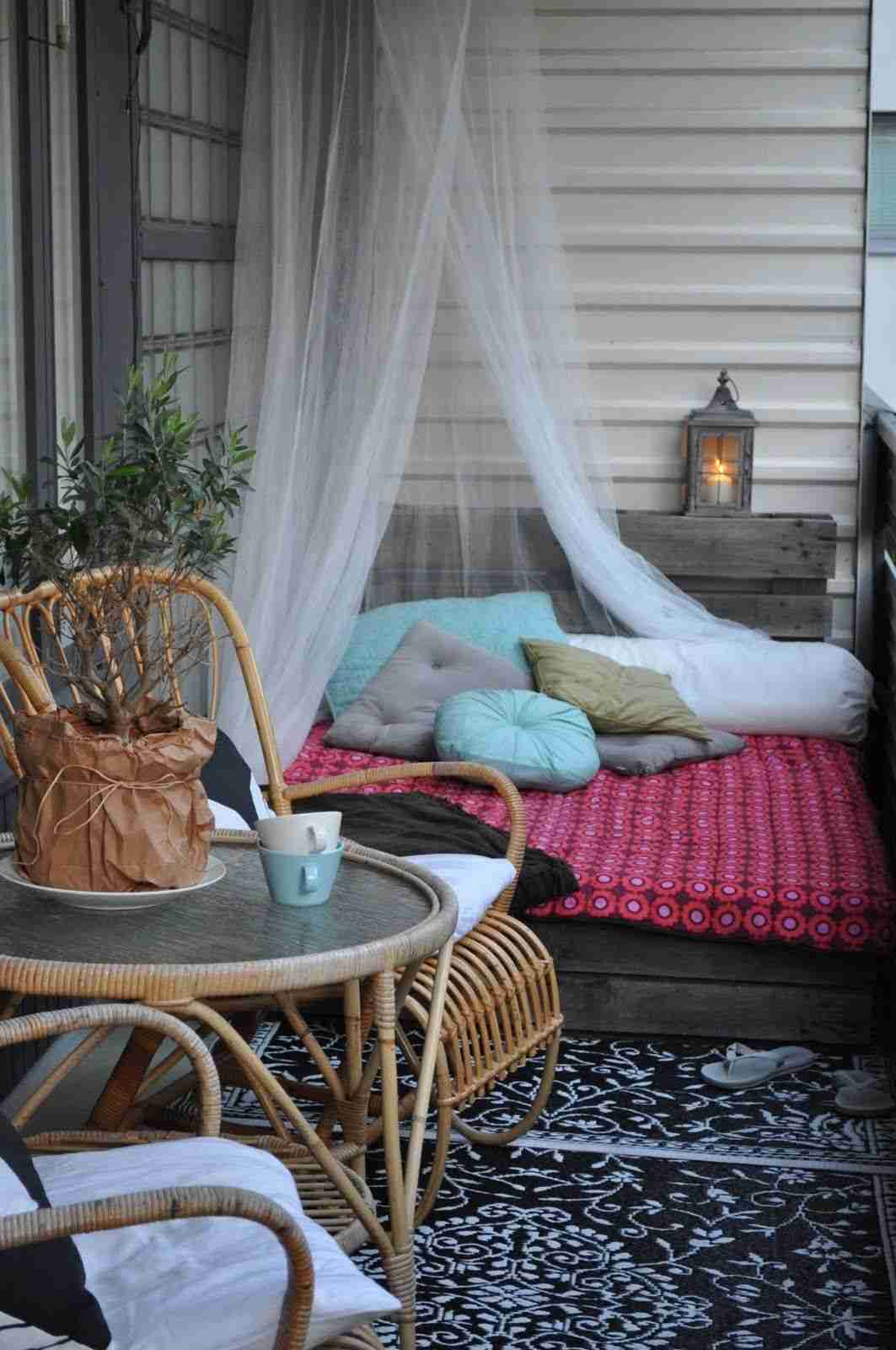 Orientalischer Balkon einrichten Terrasse Wohnzimmer Bett selber bauen Paletten Möbel