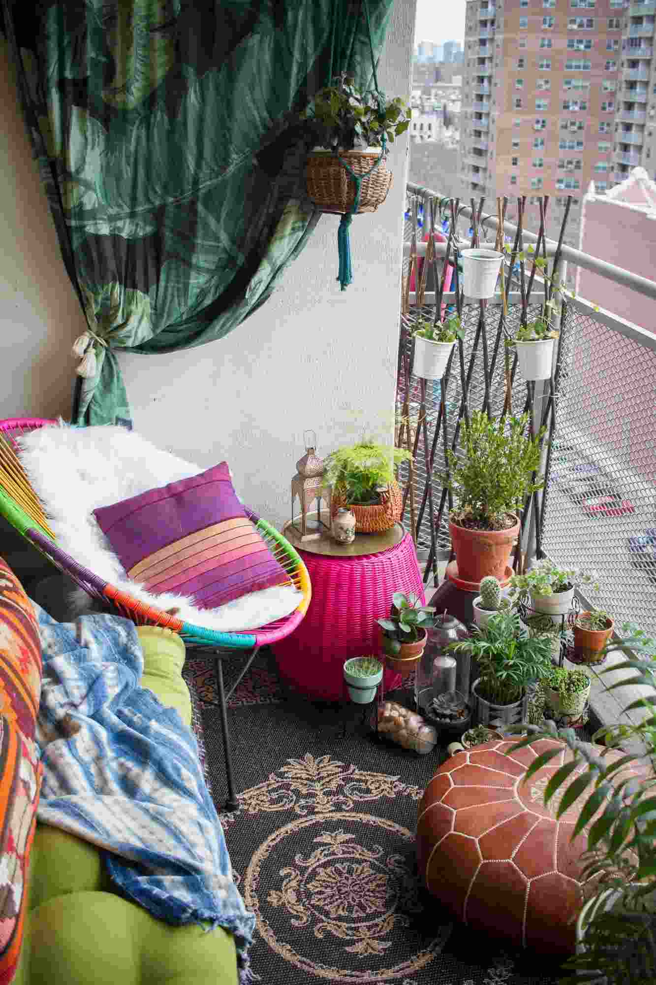 Orientalischer Balkon klein Einrichtungsideen Boho Wohnungsstil Sitzkissen