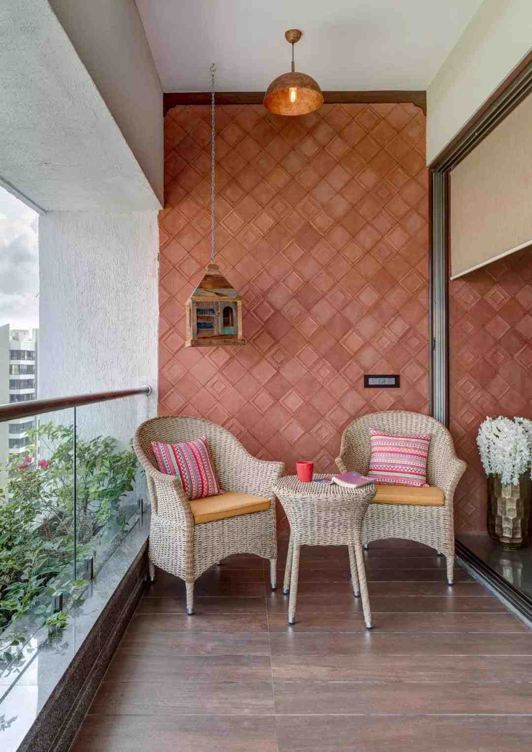 Orientalischer Balkon klein Sitzkissen Terrasse einrichten Wohntrends exotisch