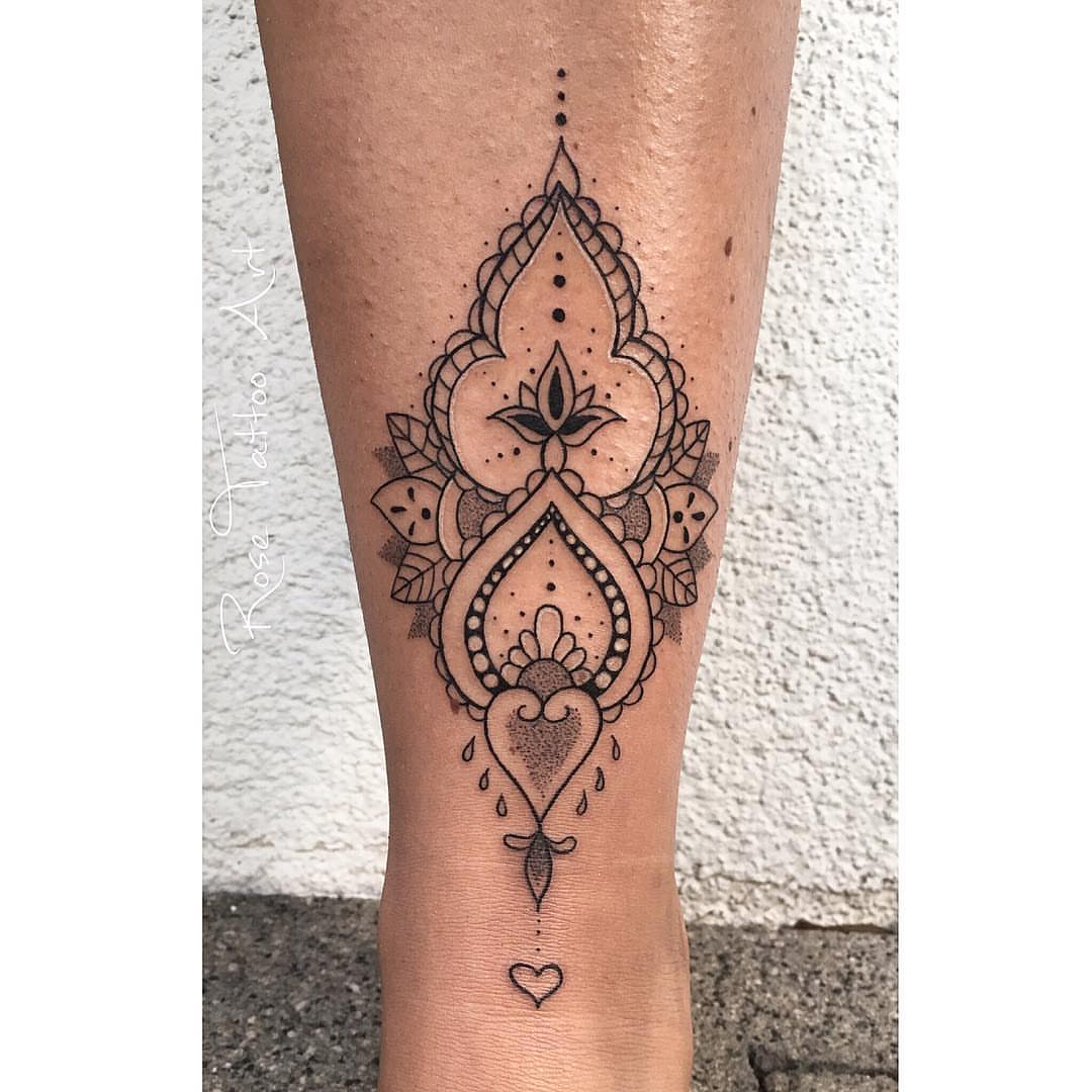 Ornament Tattoo Fuß Frau Tattoodesign kleine Tätowierung Schmerzen