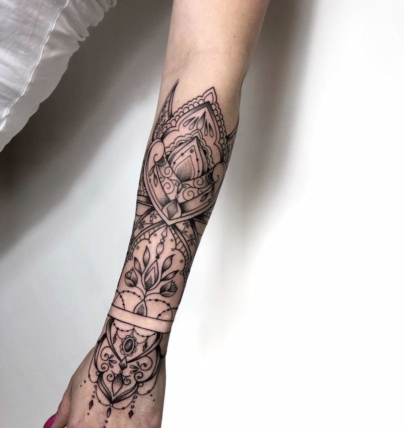 Ornament Tattoo Handgelenk Mandala Lotusblume Bedeutung Tattoodesign Armtattoo Frau