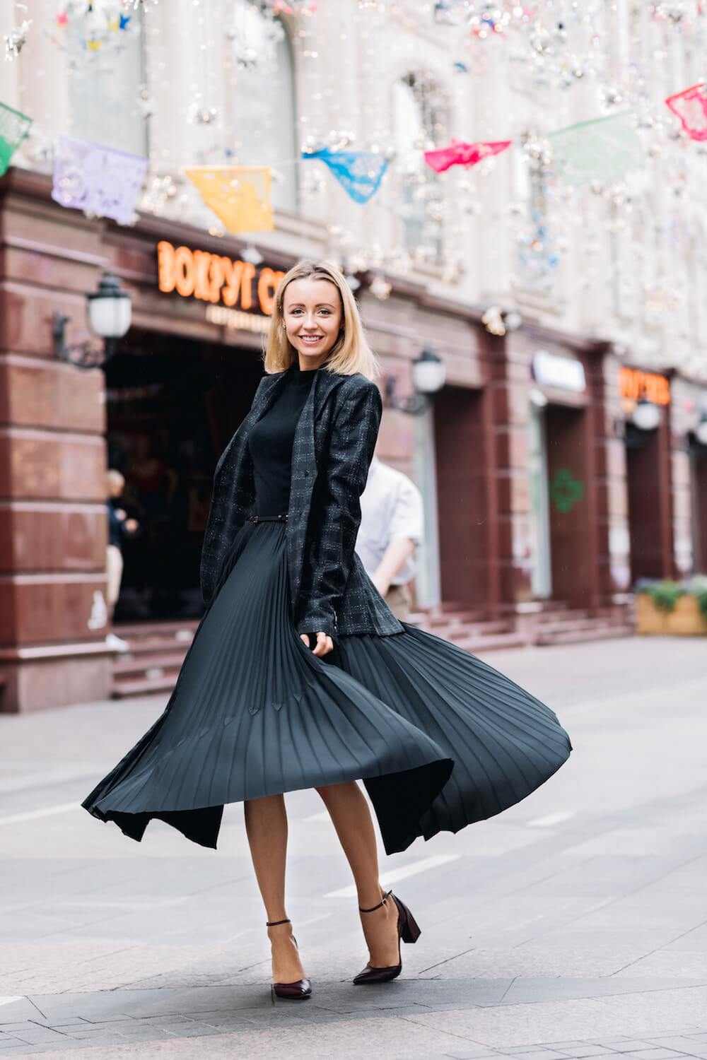Plisseekleid im Schwarz Outfit Lederjacke im Herbst tragen Look