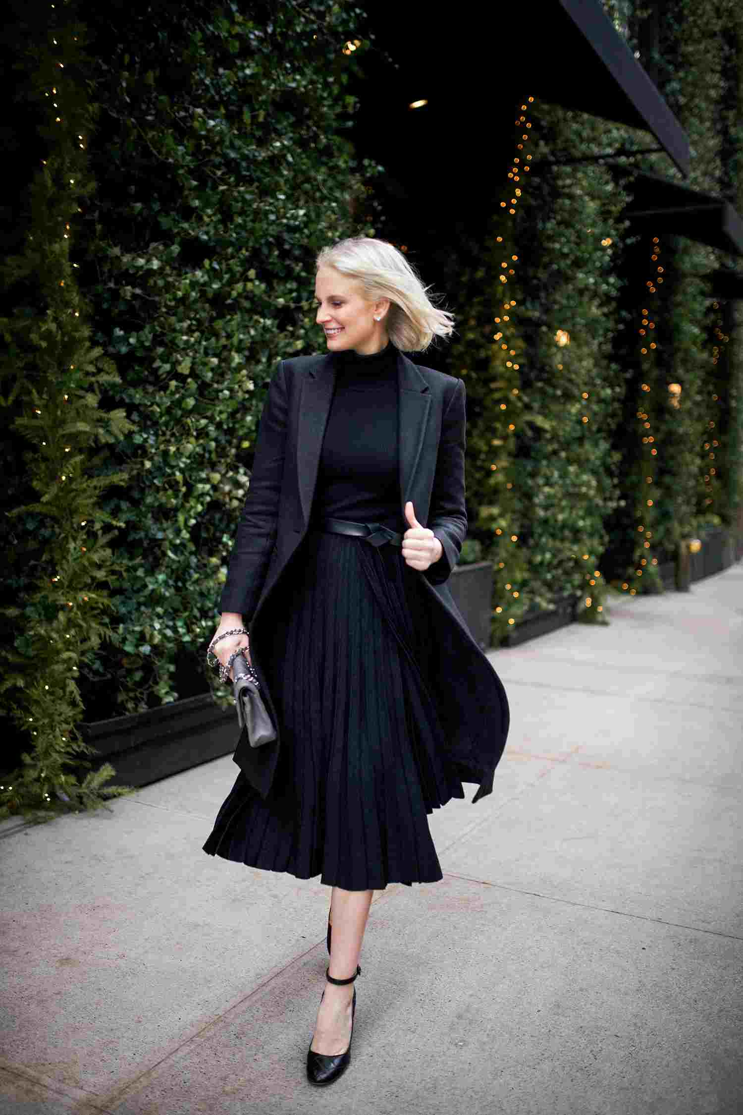 Plisseekleid im schwarz Outfit Ideen für den Herbst Lederjacke elegant
