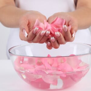 Rosenblüten Handpflege Naturkosmetik Rosensasser selbst herstellen
