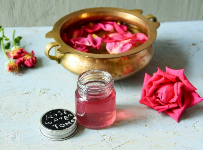 Rosenwasser selbst herstellen DIY Anleitung Gesichtsreiniger aus Rosen trockene Haut Pflege