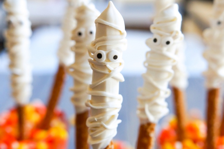 Fingerfood und Süßigkeiten zu Halloween backen Mumien aus Salzstangen und weißer Schokolade