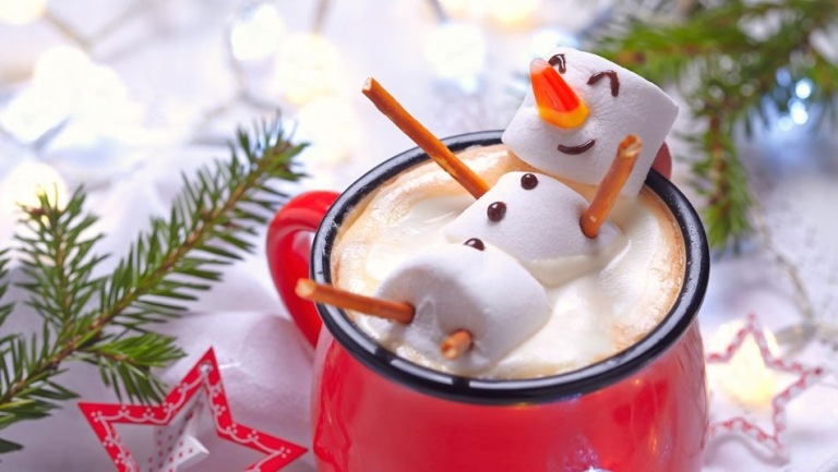 Schneemann aus Mashmallows und Salzstangen zu Weihnachten selber machen