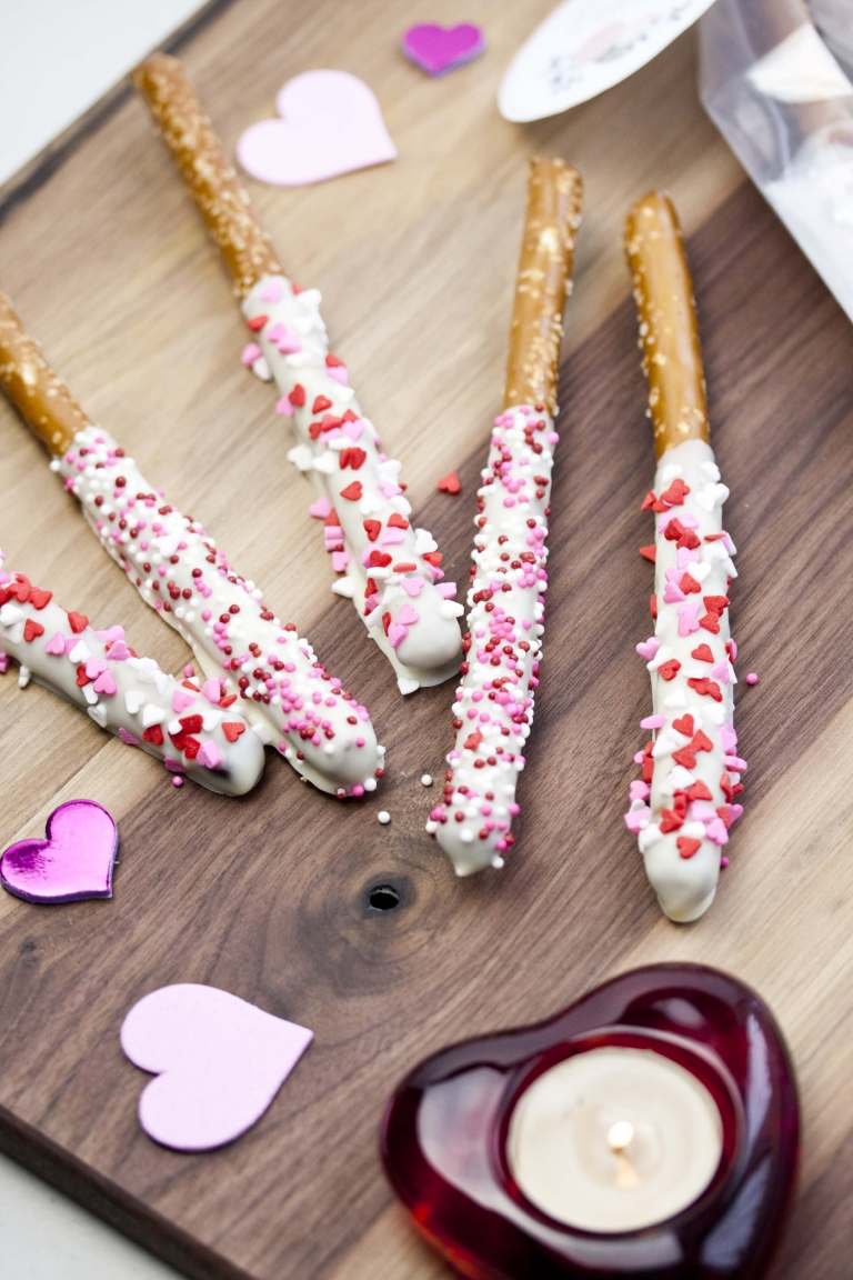 Süßigkeiten zum Valentinstag backen Herzen aus Zucker selber machen mit weißer Schokolade übergießen