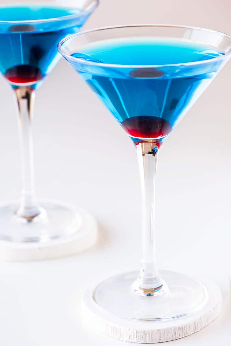 Sapphire blue Martini mit Curacao Rezeptideen Sommergetränke