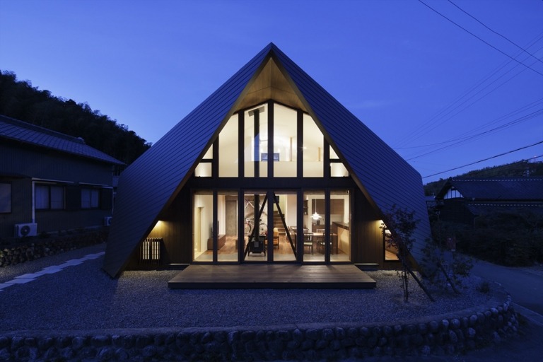 Satteldach modern interpretieren Aussicht von vorne hohe Decke im Wohnbereich und eine überdachte Terrasse