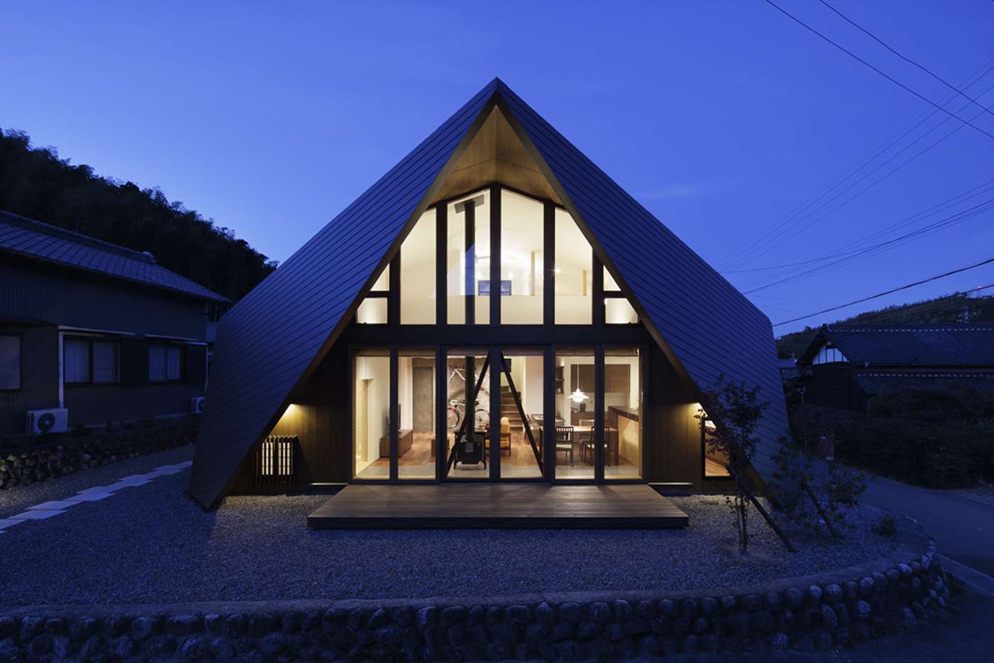 Satteldach modern interpretieren Aussicht von vorne hohe Decke im Wohnbereich und eine überdachte Terrasse