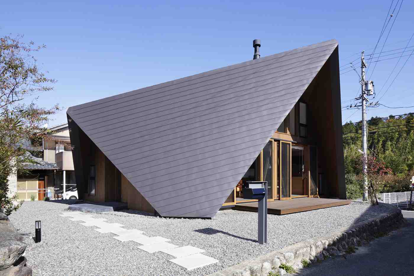 Satteldachhaus modern interpretiert Baukonzept im japanischen Stil Beispiele für Architektenhäuser auf zwei Stockwerke mit Glasfassade