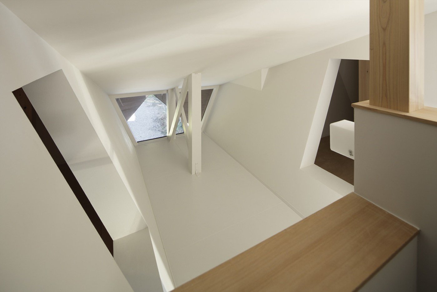 Sleeping areas under the roof rails provide functional ideas 
